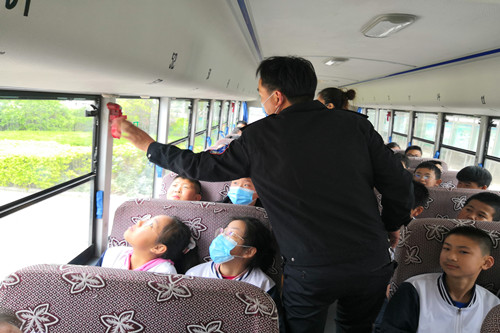 起凤镇鱼龙中学举行校车安全应急演练