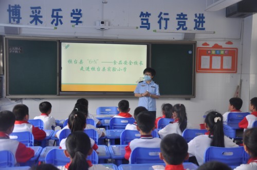桓台县“6+N”—食品安全校长走进桓台县实验小学1_副本.jpg